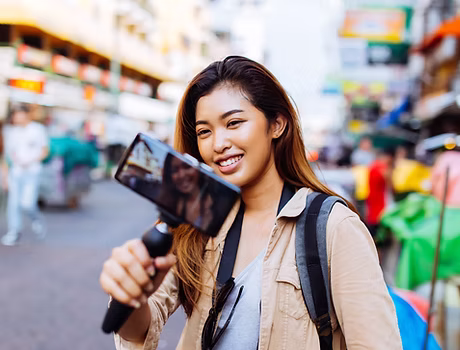 Kadın turist seyahat ederken fotoğraf çekiyor